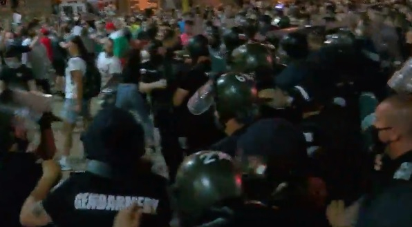 Отново сблъсъци на протеста, полицията праща подкрепление пред Министерски съвет