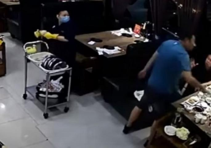 Китаец видя жена си с мъже в ресторант и я нокаутира ВИДЕО