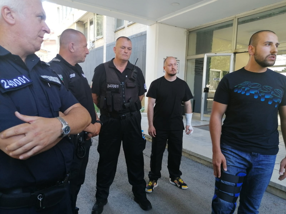 Полицаите, ранени при метежа в София, проговориха СНИМКИ