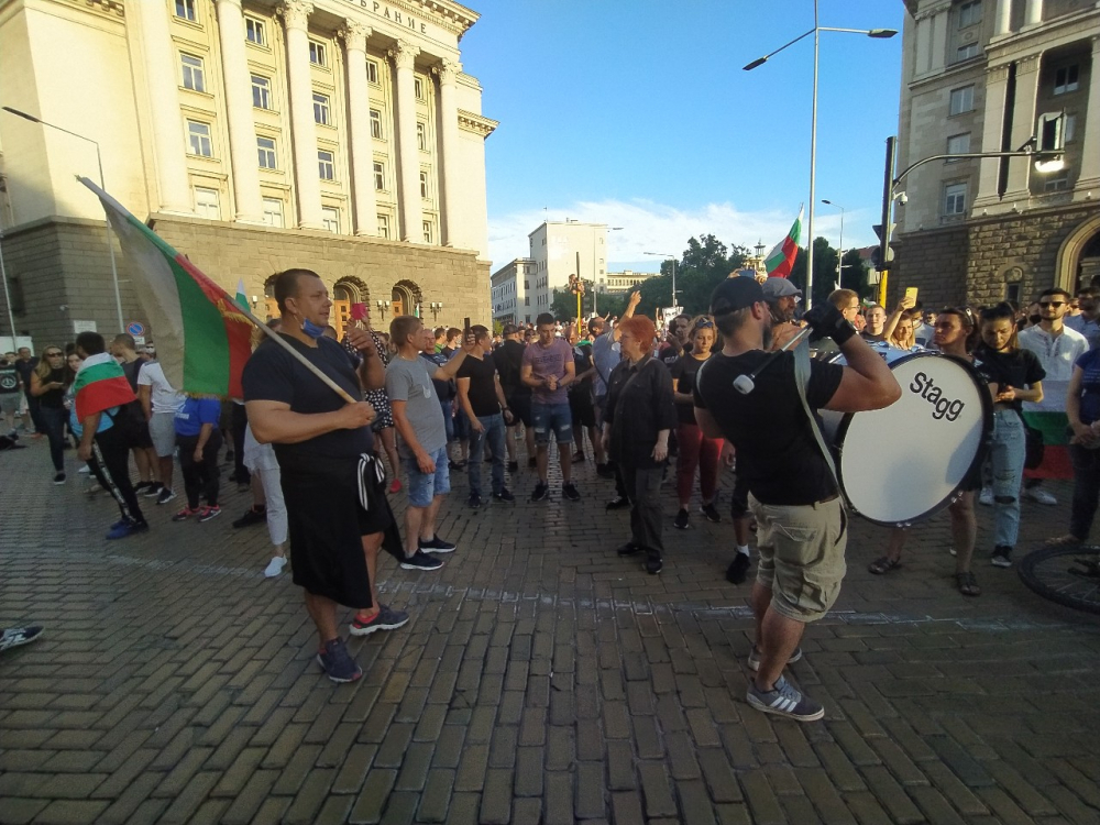 БЛИЦ TV: Протестиращите окупираха пространството пред МС