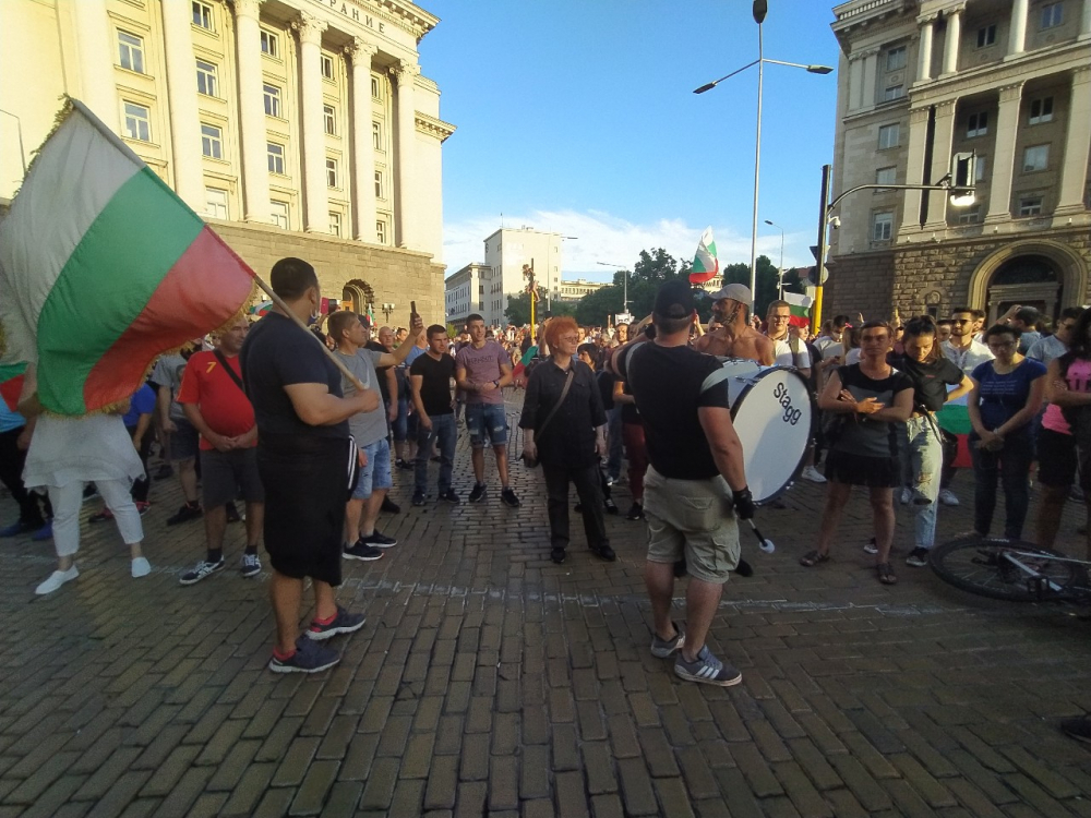 БЛИЦ TV: Протестиращите окупираха пространството пред МС
