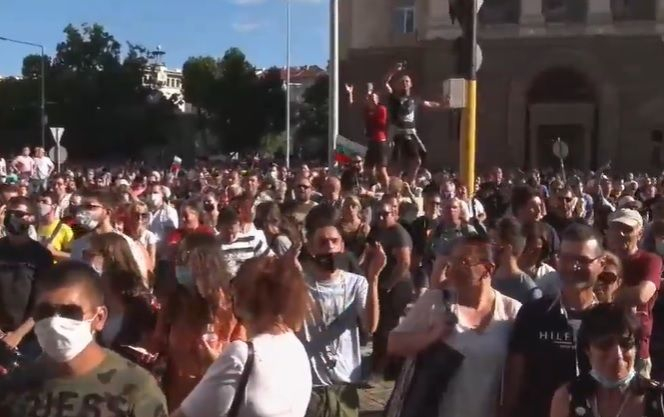 Разврат и голотии на протестите в София СНИМКИ 18+