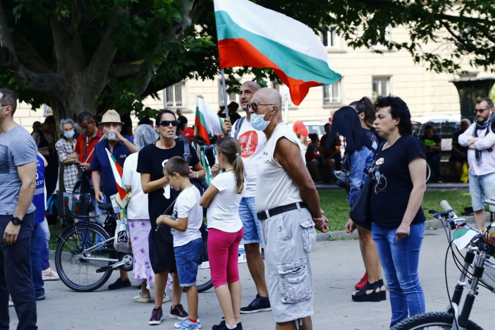 БЛИЦ TV: Крум Зарков и Румен Петков на поредния протест пред президентството 