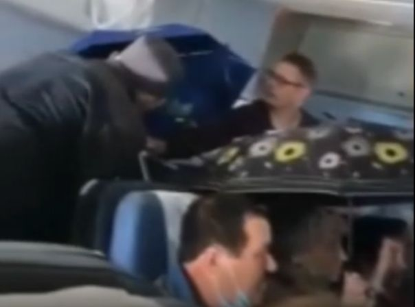 Уникално ВИДЕО: Пътниците в самолет отвориха чадъри по време на полет