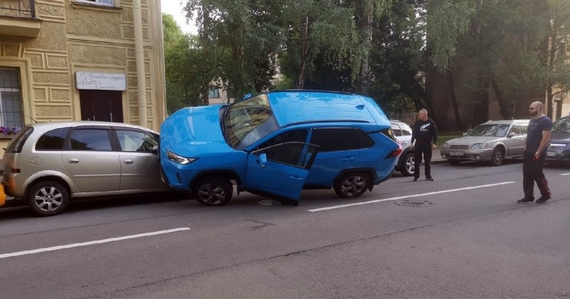 ВИДЕО запечата как шофьорка успя да се покачи върху паркирана кола