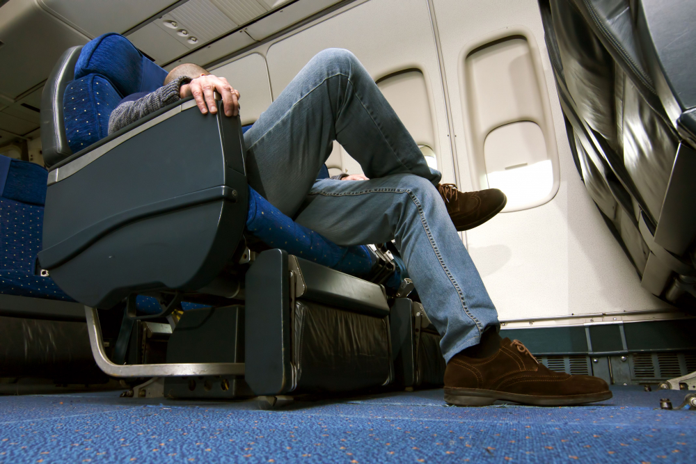 Защо никога не трябва да си накланяте назад седалката в самолета