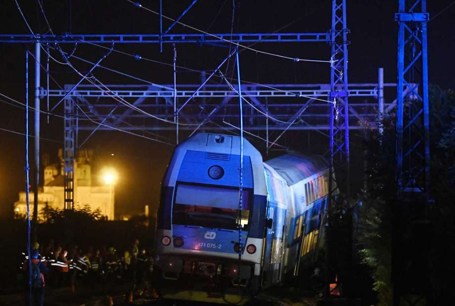 Пътнически и товарен влак се сблъскаха в Чехия, има десетки пострадали ВИДЕО