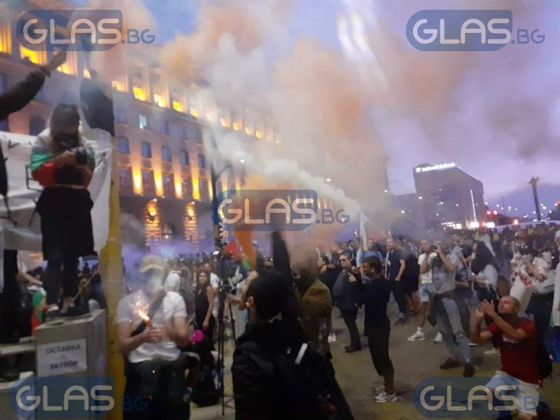 Протестиращите запалиха димки СНИМКИ 