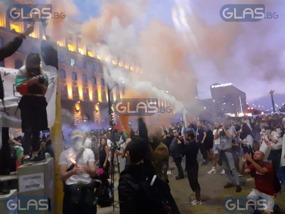 Протестиращите запалиха димки СНИМКИ 