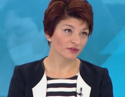 Деси Атанасова обясни министерските оставки с лепенето на етикети