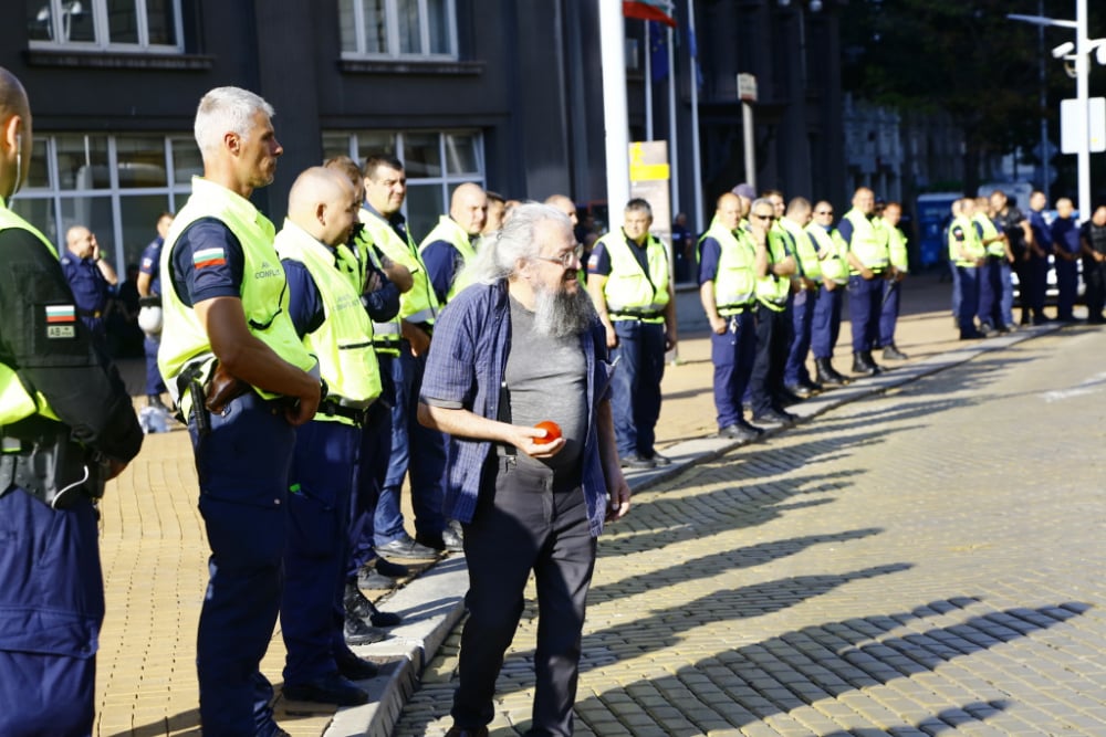 Поредна провокация на протеста: Босия хвърля домати по Министерски съвет СНИМКИ