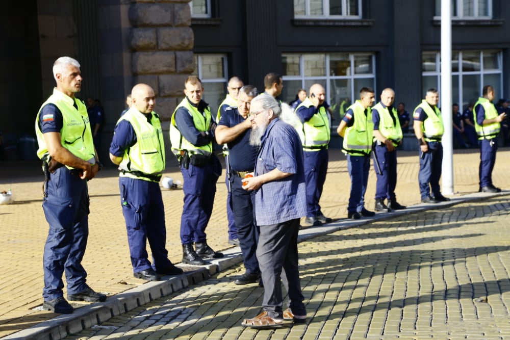 Поредна провокация на протеста: Босия хвърля домати по Министерски съвет СНИМКИ