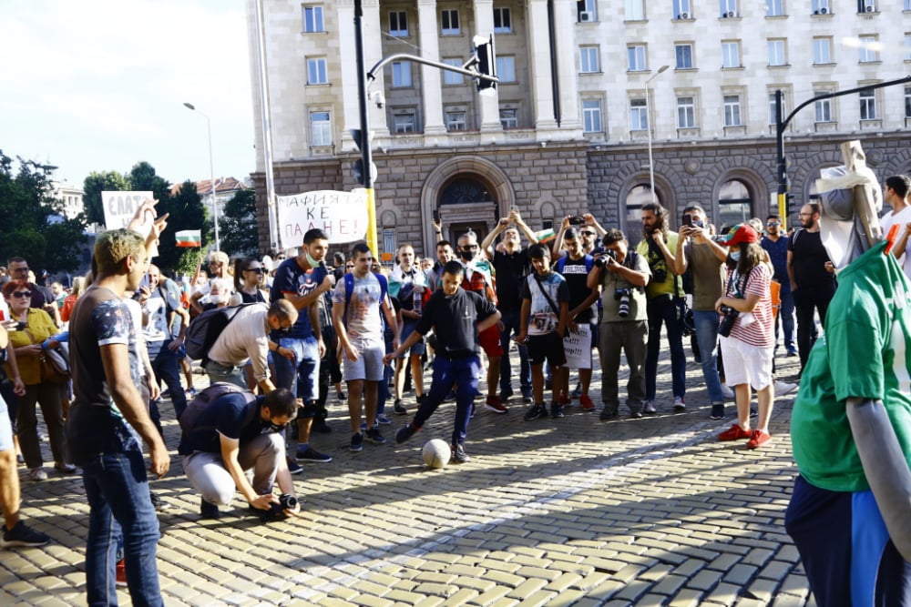 Поредна провокация на протеста: Босия хвърля домати по Министерски съвет СНИМКИ