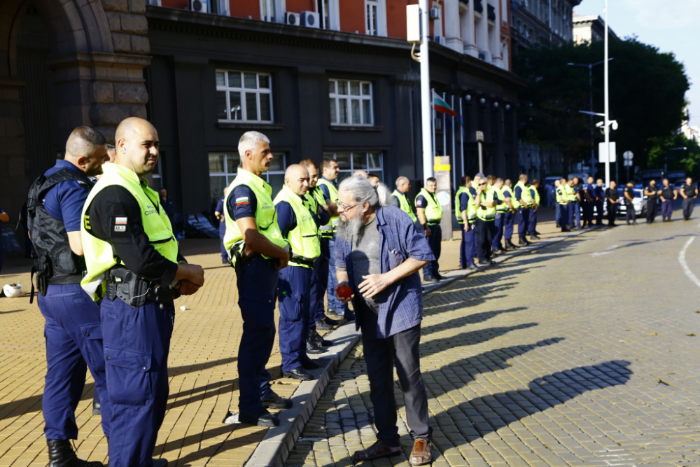 Поредна провокация на протеста: Босия хвърля домати по Министерски съвет СНИМКИ