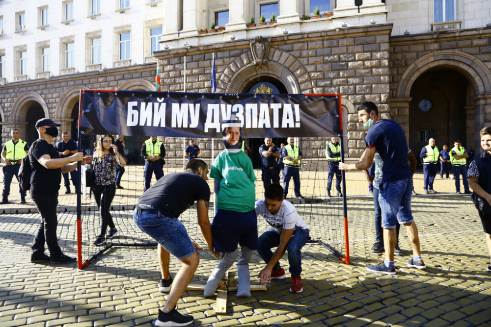 Поредна провокация на протеста: Босия хвърля домати по Министерски съвет СНИМКИ