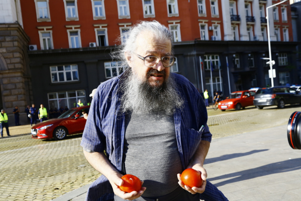 Поредна провокация на протеста: Босия хвърля домати по Министерски съвет СНИМКИ