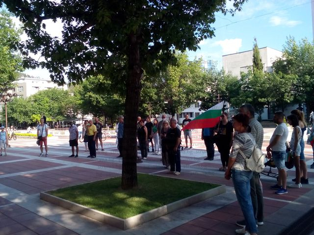 Какво се случва: Едва 30 на протест в областен град с кмет от БСП и екскмет на Цветанов