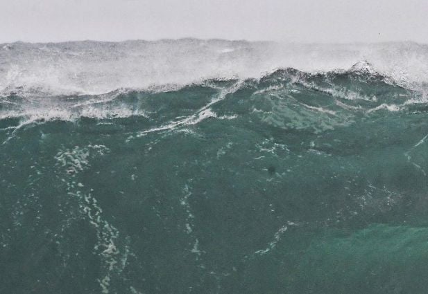 Гигантски вълни рушат Сидни и световно известен плаж ВИДЕО