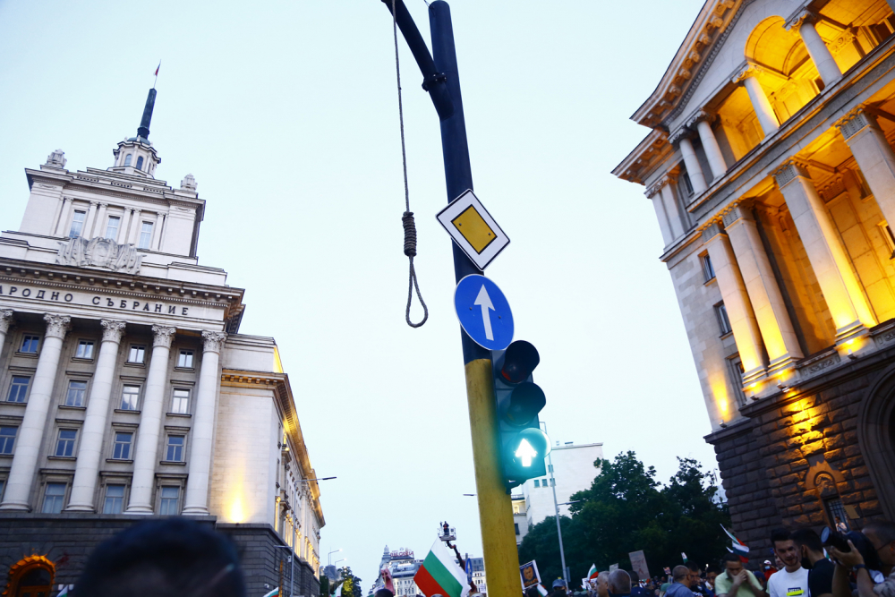 Поетесата Рашел Леви изригна за протестите: Само бесилки и чучела..