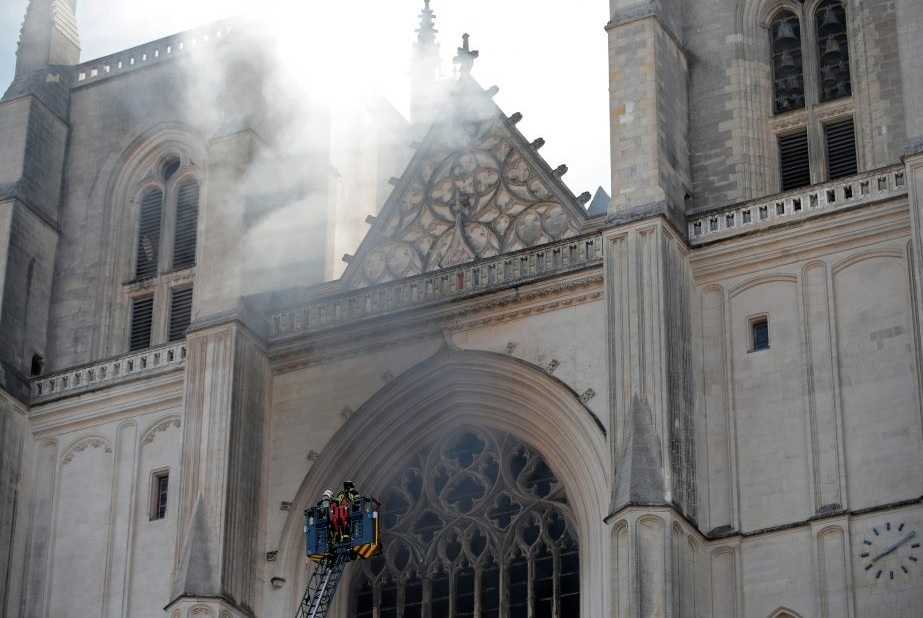 ВИДЕО показа кошмара след унищожителния пожар в емблематична катедрала 