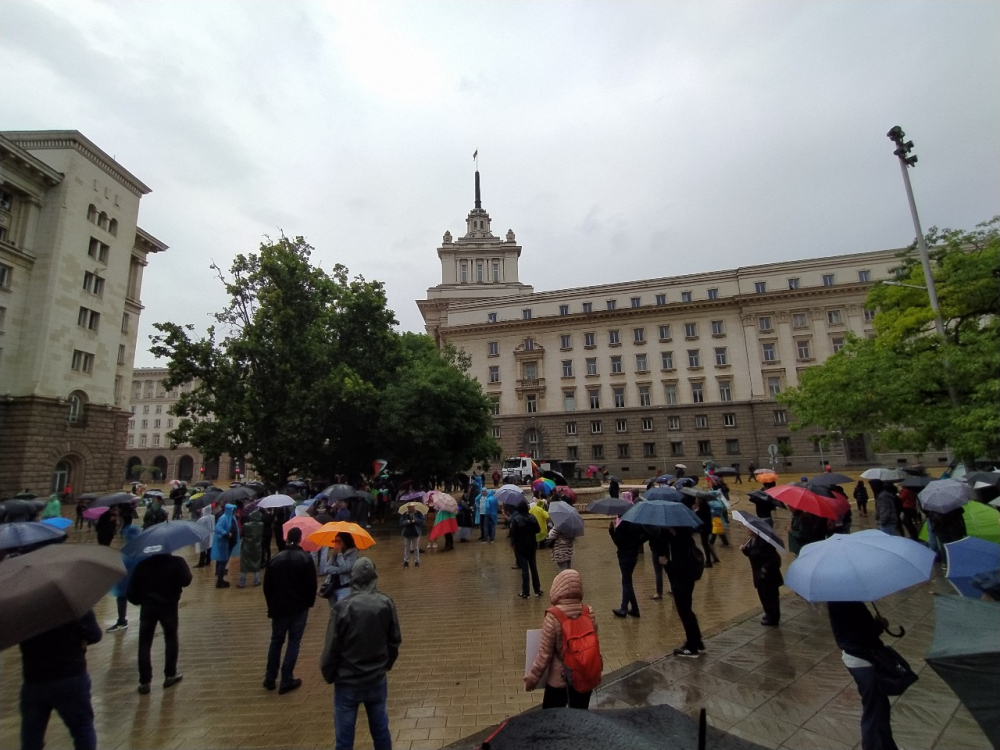 Голяма изненада на протеста тази вечер в София, събраха се... СНИМКИ