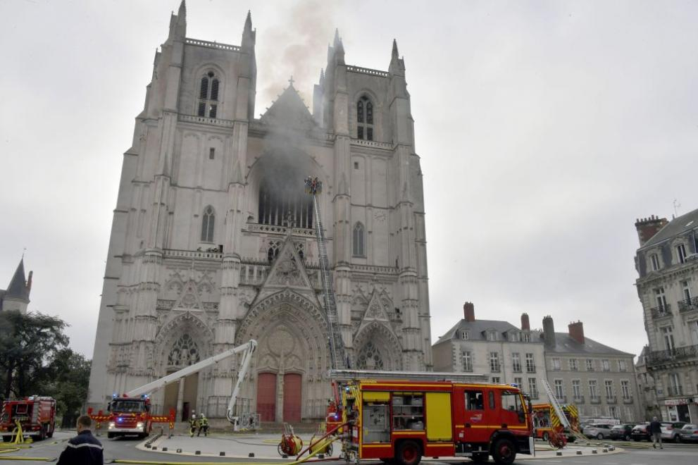 Няма следи от умишлен палеж в катедралата в Нант