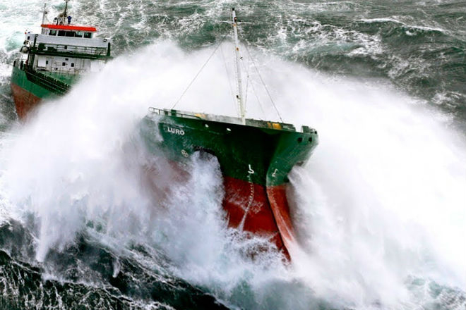Уникално ВИДЕО от пътници в огромен кораб, удрян от 30-метрови вълни