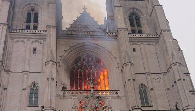 Шокиращи разкрития за пожара в катедралата в Нант, замесен е бежанец