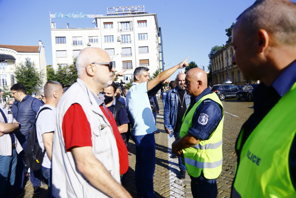 Рехав протест преди вота на недоверие успя да блокира движението пред парламента СНИМКИ