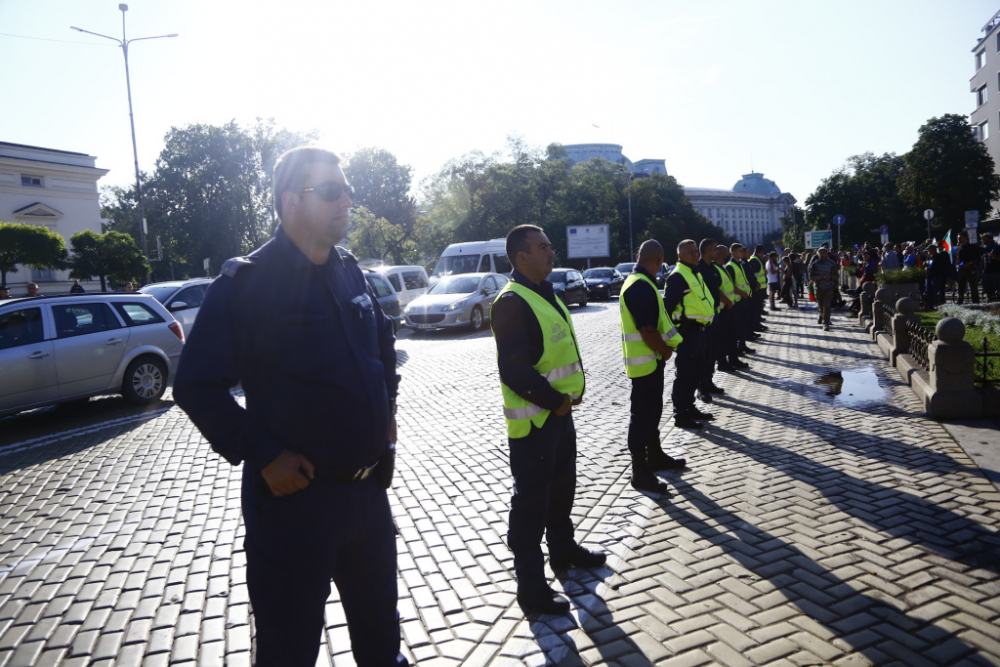 Рехав протест преди вота на недоверие успя да блокира движението пред парламента СНИМКИ