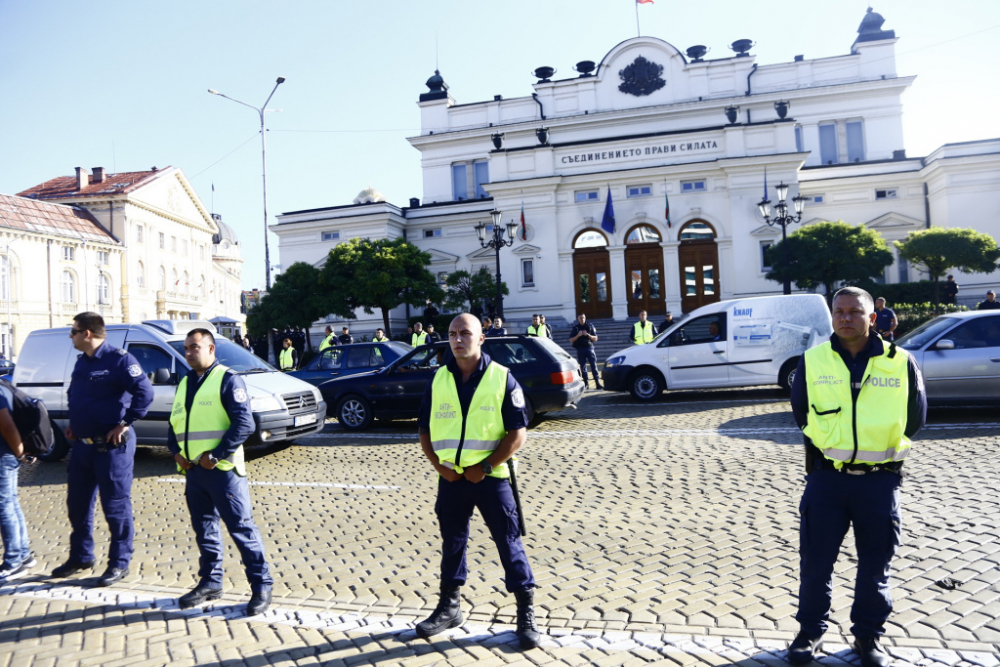 Рехав протест преди вота на недоверие успя да блокира движението пред парламента СНИМКИ