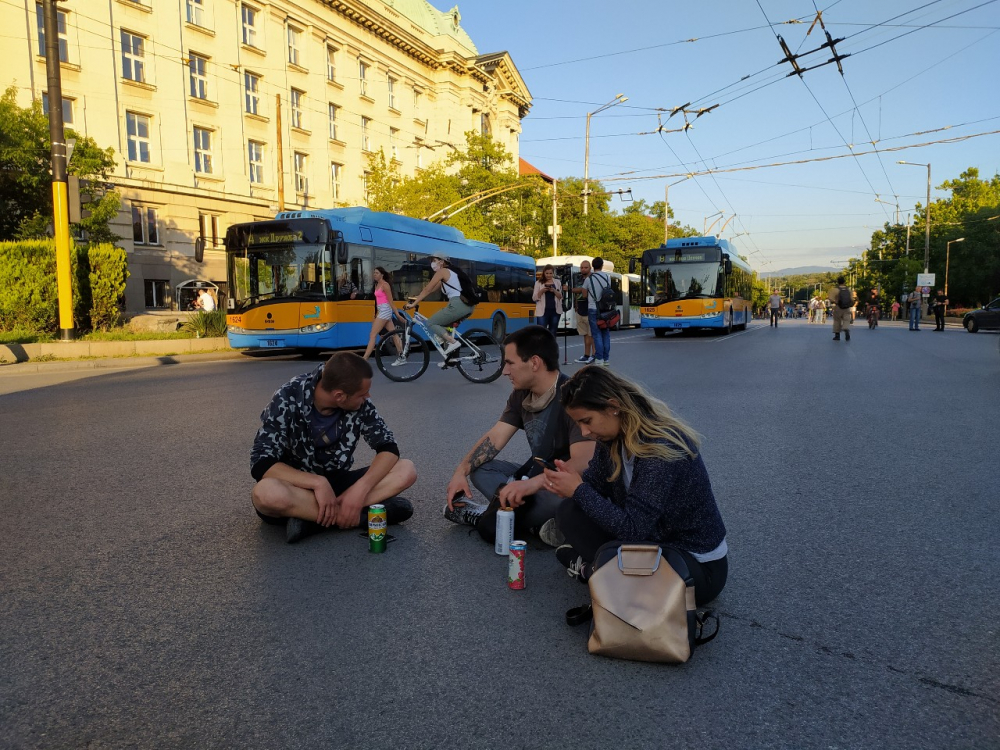 Извънредно в БЛИЦ TV: Шепа протестиращи блокираха ключови кръстовища в София СНИМКИ