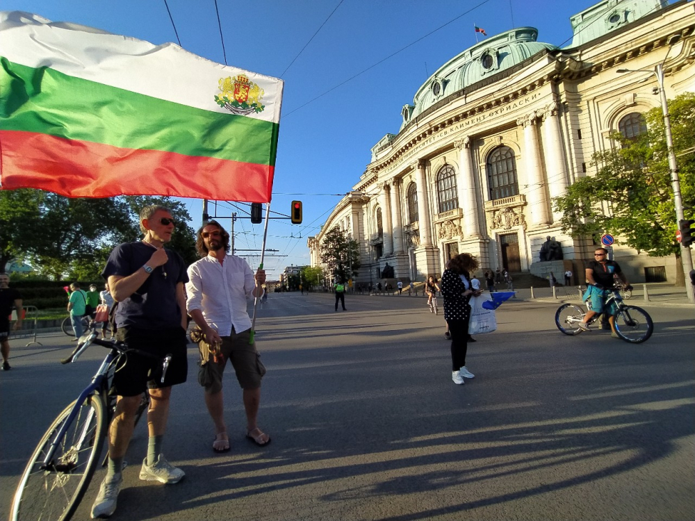 Извънредно в БЛИЦ TV: Шепа протестиращи блокираха ключови кръстовища в София СНИМКИ