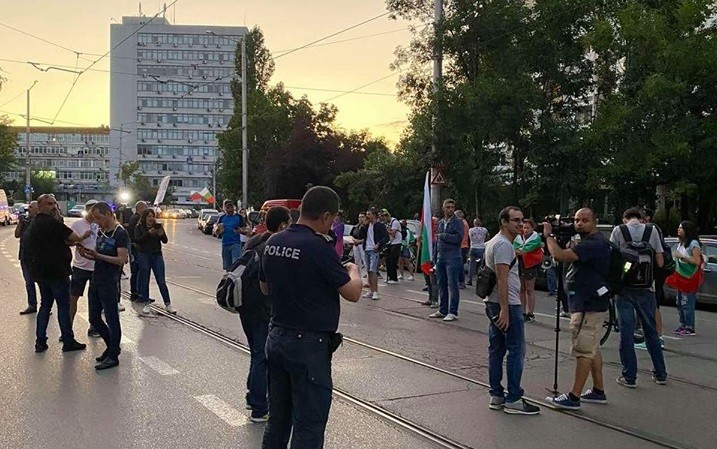 Протестиращи, начело с Манолова и Дончева, блокираха булевард пред Първо РПУ 