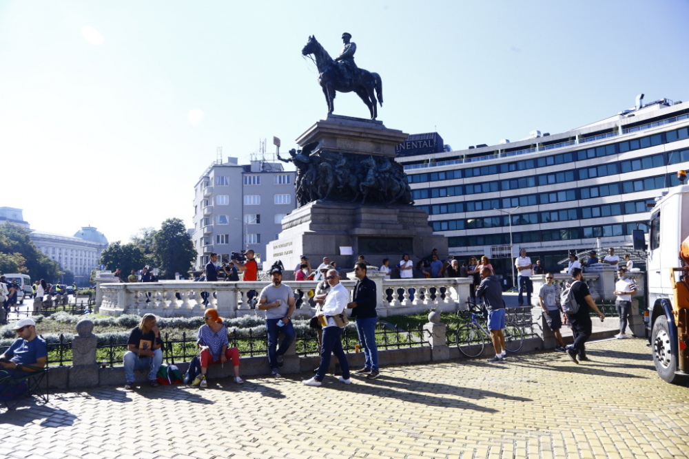 Протестиращи пак се събират пред Народното събрание СНИМКИ