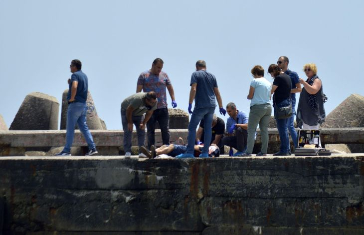 Кошмар във Варна: Труп на мъж с прерязано гърло изплува до Първа буна СНИМКИ 18+