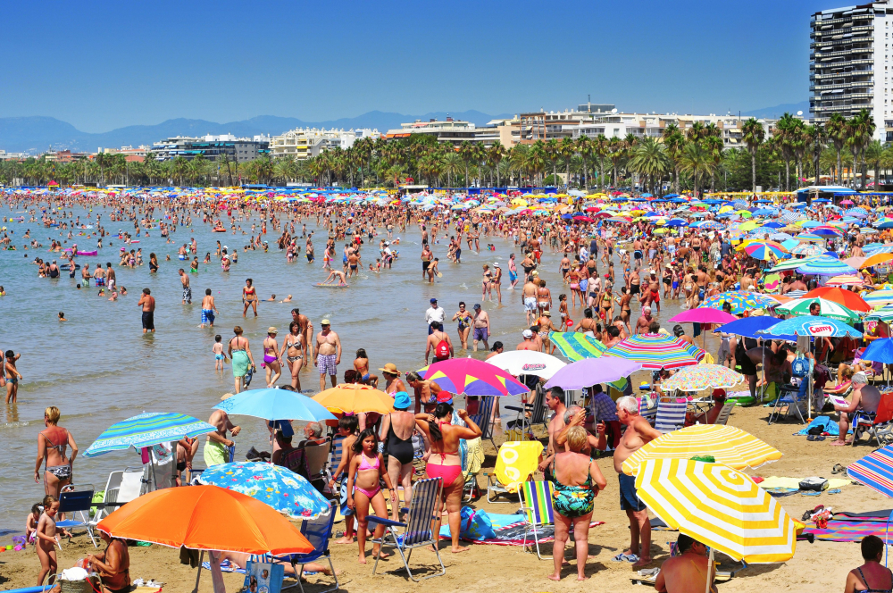 Истерия в Испания! Плажовете се пръскат от туристи, гонят ги с полиция