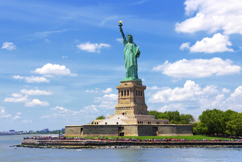 Зрелищно ВИДЕО: Мълния удари Статуята на свободата в Ню Йорк 