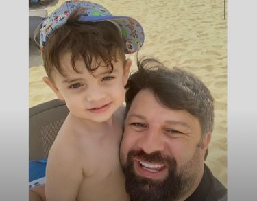 Тони Стораро се пусна от плажа с внучето СНИМКА