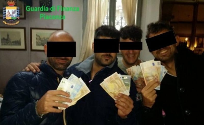 Затвориха полицейско управление в Италия и изкараха подкупни карабинери с белезници 