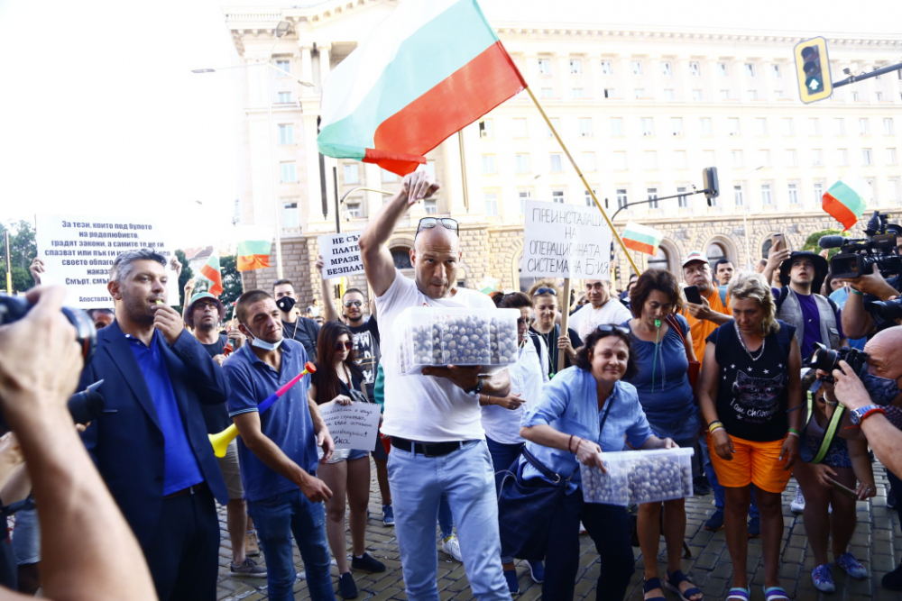 Първа директна атака по Министерски съвет от протестиращите тази вечер СНИМКИ