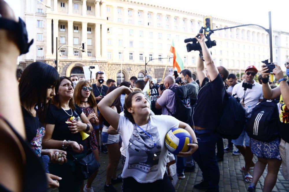 Първа директна атака по Министерски съвет от протестиращите тази вечер СНИМКИ