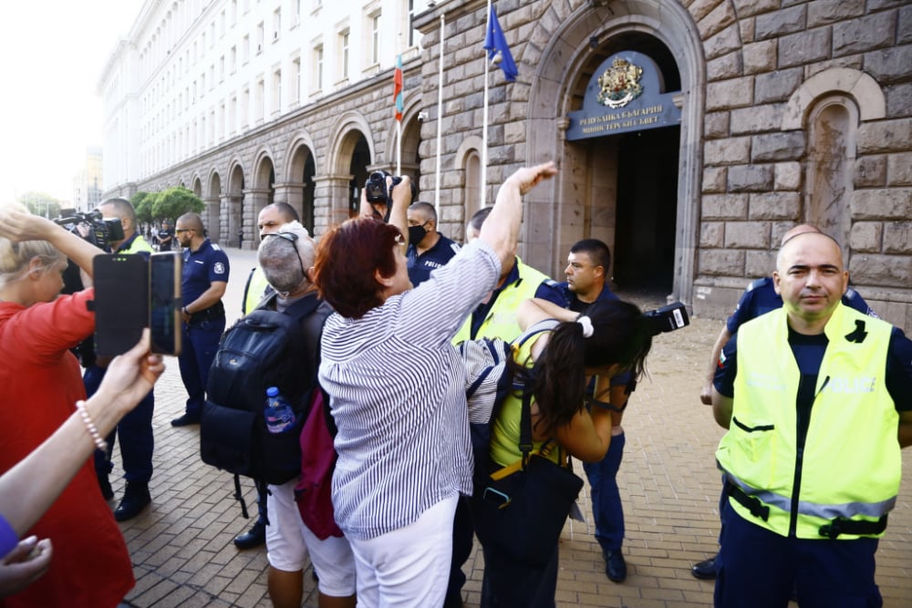 Първа директна атака по Министерски съвет от протестиращите тази вечер СНИМКИ