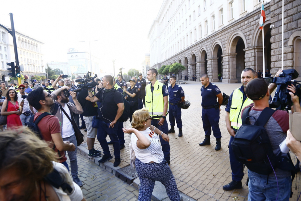 Първа директна атака по Министерски съвет от протестиращите тази вечер СНИМКИ