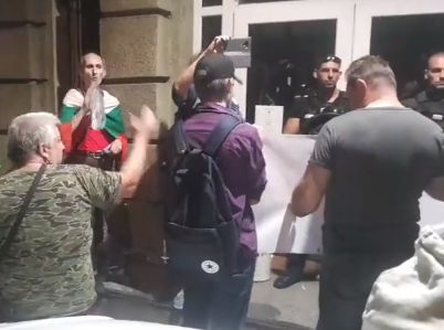 Напрежението ескалира! Протестиращи се опитват да нахлуят в БНТ, Нинова и Дариткова блокирани ВИДЕО