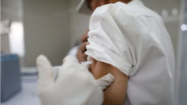 Индия започна да изпитва върху хора потенциална ваксина срещу COVID-19