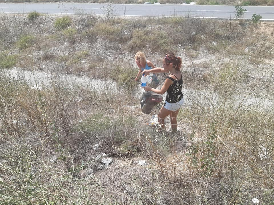 На път за Гърция 4 момичета по къси шорти шашнаха всички! СНИМКИ