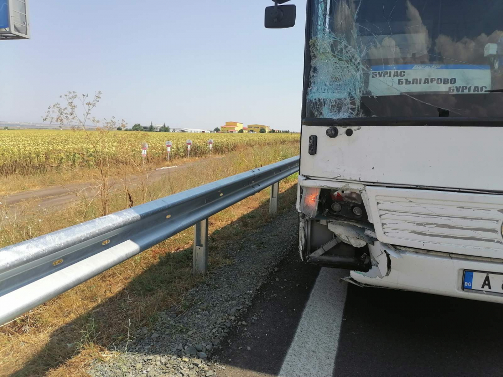 Зверско меле между пътнически автобус и два атомобила в Бургас СНИМКИ