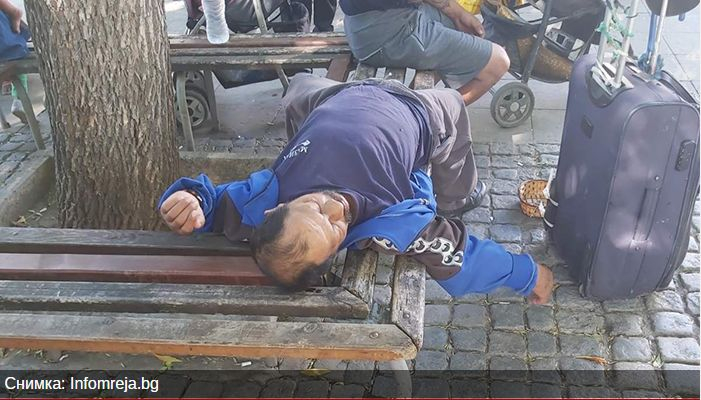 Пиян и опикан циганин лежи на умряло в центъра на Благоевград СНИМКИ 18+