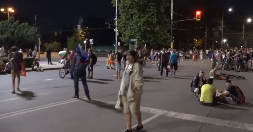 От последните минути: Протестиращи блокираха Орлов мост СНИМКИ